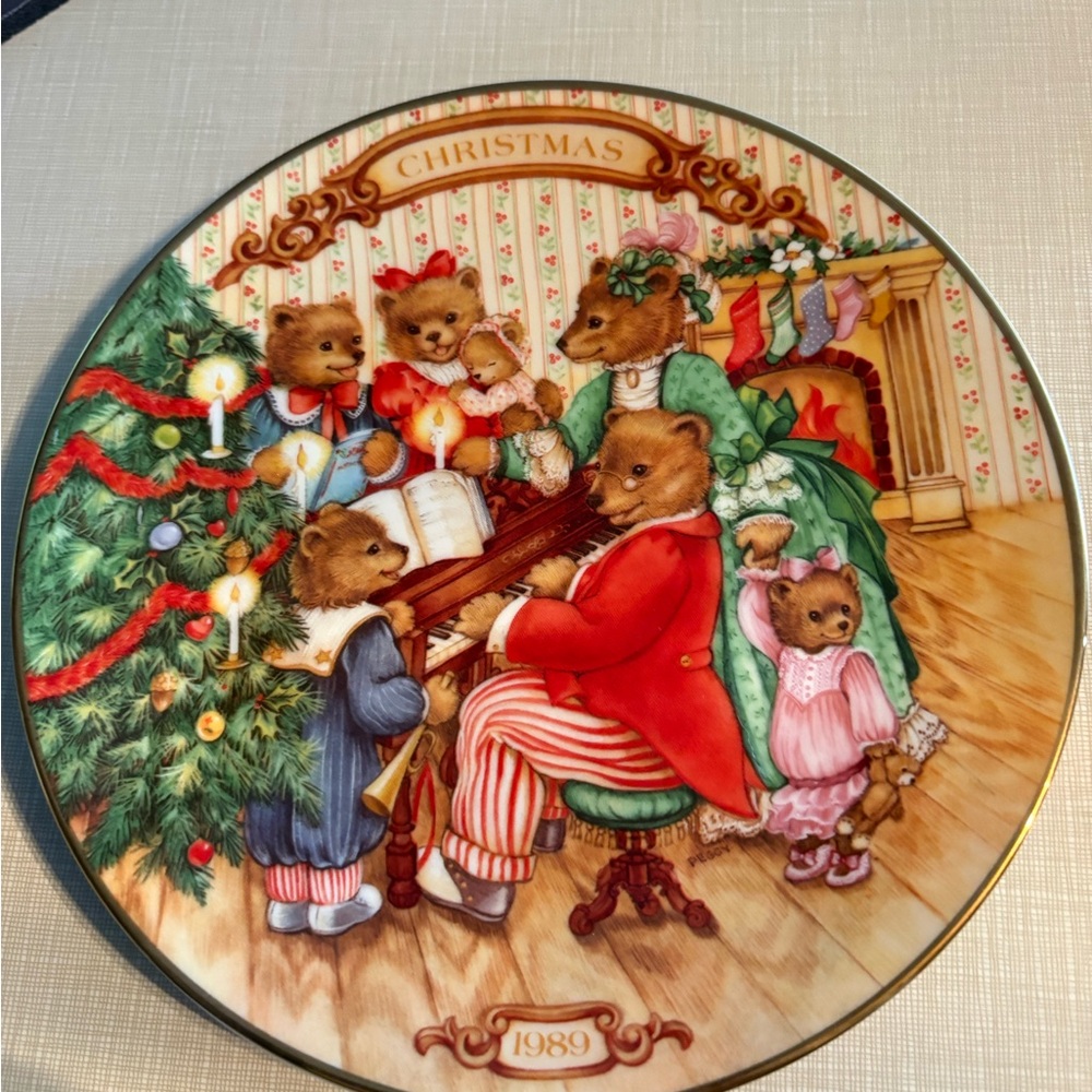 Avon 1989 Christmas decorative plate Bringing Christmas Home